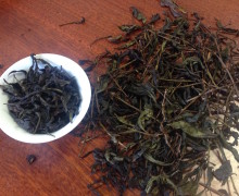 large, untwisted leaves and stems are sorted out of the mao cha (right) and made in to wulong tea.