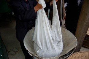 Cotton wraps up the tea leaves after being fried in the rolling machine.