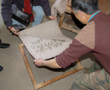 Transferring the cloth holding tea leaves to a steel mesh board