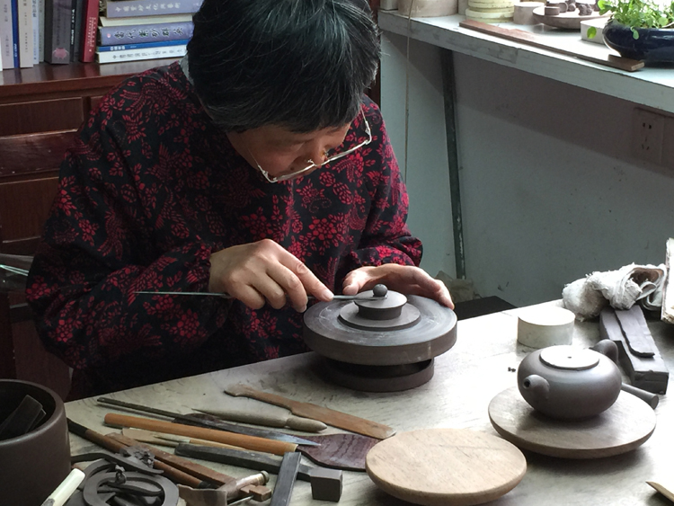 Master potter Zhao Minming constructing an Yixing Teapot