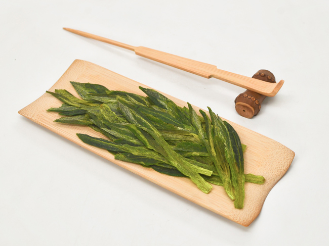 3 piece bamboo tea accessory set with Tai Ping Hou Kui green tea on the display plate