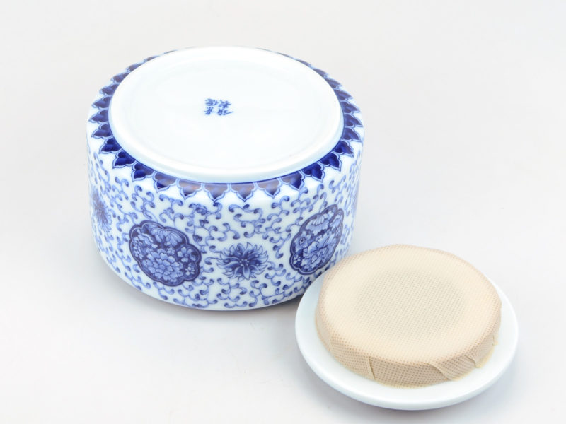 Blue Flower Porcelain Tea Caddy, inverted to show base.