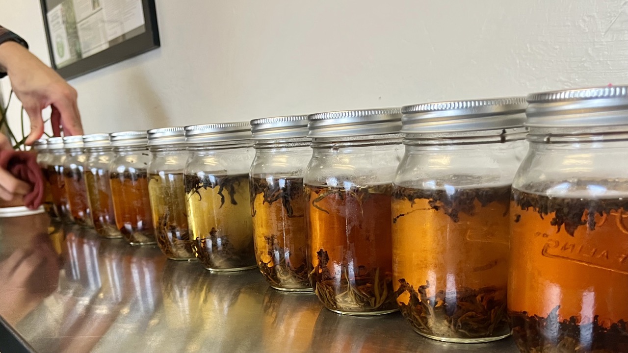 https://sevencups.com/files/2022/07/2022-07-13-Black-Tea-Cold-Brewing-000-compressed.jpeg