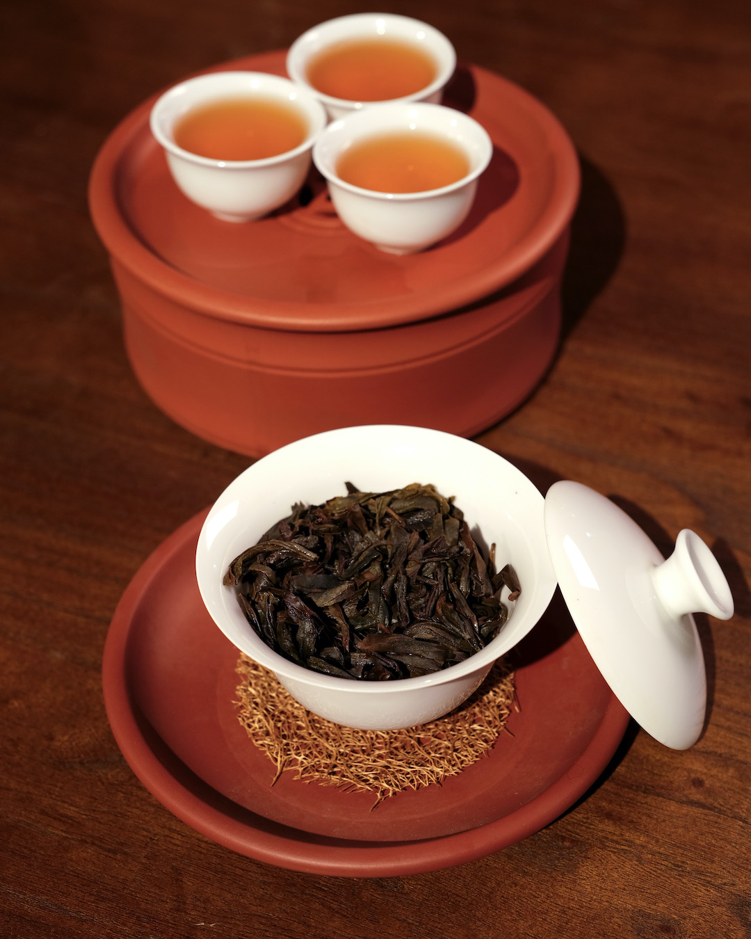 Brewing gongfu tea in a gaiwan with three cups.
