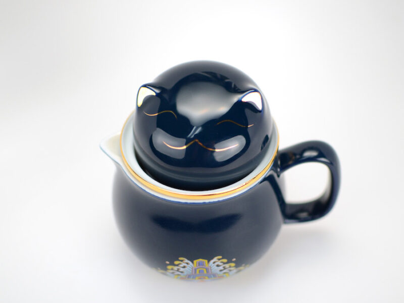 Blue Cat Porcelain Travel Tea Set lid cat detail