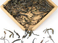 Yiwu Guafengzhai sheng puer tea dry leaves.